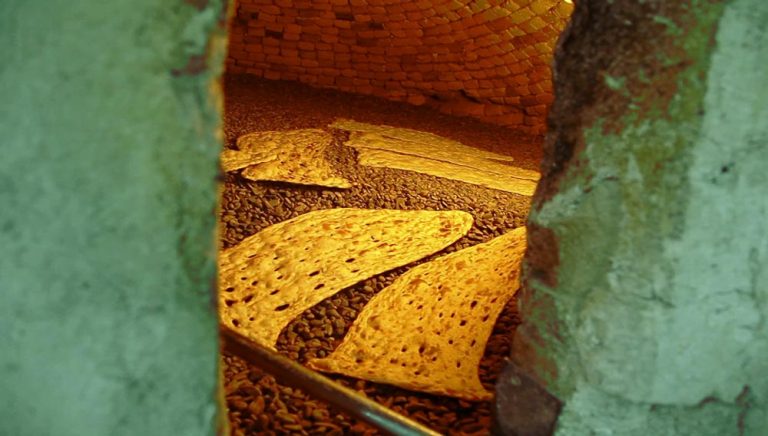 درخشش نور و رنگ نارنجی تنور سنگکی